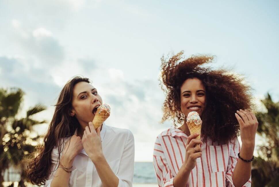 Deux-femmes-mangeant-de-la-glace